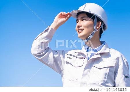 空を見上げる若い男性